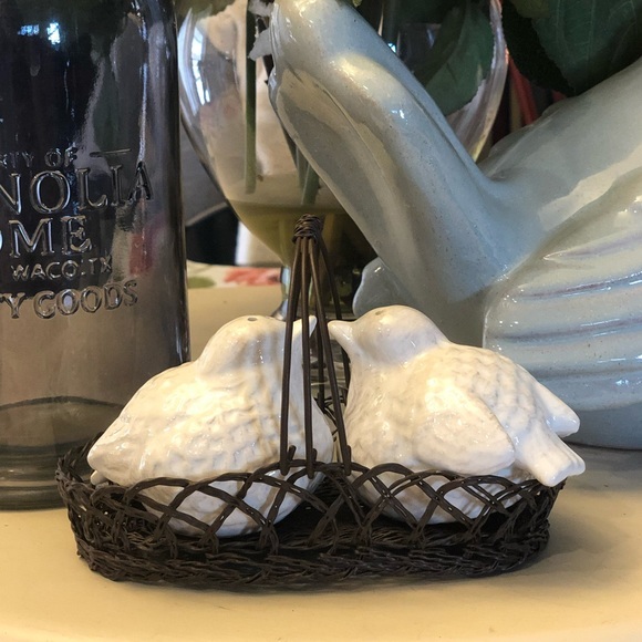 Last 1‼️Beautiful Farmhouse Bird Salt & Pepper Shakers - Picture 2 of 5
